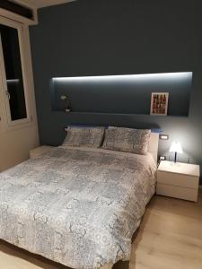 佛罗伦萨La Loggetta的一间卧室配有一张大床和蓝色床头板