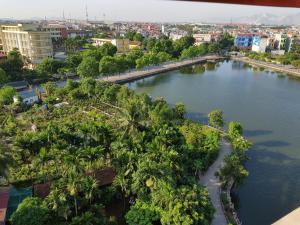 Phủ LýKhách sạn Anh Đào的棕榈树河流的空中景观