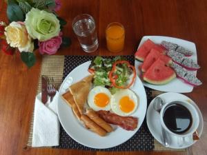 七岩Anyamanee Resort的包括鸡蛋和烤面包的早餐盘