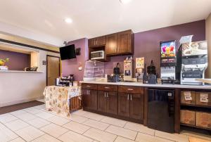 Rodeway Inn & Suites Big Water - Antelope Canyon的厨房或小厨房