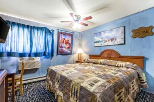 Rodeway Inn & Suites Big Water - Antelope Canyon客房内的一张或多张床位