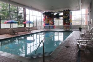 休伦港Comfort Inn的一座带水上公园的大楼里的一个大型游泳池
