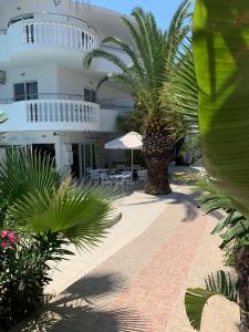 法里拉基白宫一室公寓酒店的棕榈树和建筑的度假村