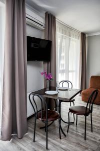 伊万诺-弗兰科夫斯克Apart Reserve Sloboda Loft的客厅配有餐桌和椅子