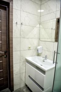 伊万诺-弗兰科夫斯克Apart Reserve Sloboda Loft的浴室设有白色水槽和镜子