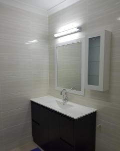 霍尼亚拉Prestige Apartments - Solomon Islands的一间带水槽和镜子的浴室