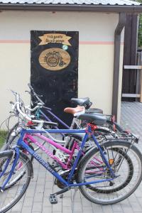 利耶帕亚Windrose的停在大楼旁边的一群自行车