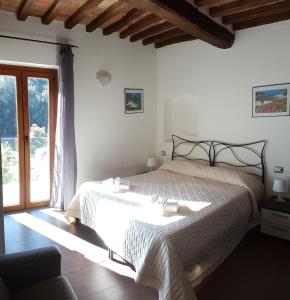 里奥马里纳卡普佩罗住宿加早餐旅馆的一间卧室设有一张床和一个大窗户