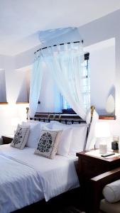 桑加拉达Tsagarada Stone House 1898的一间卧室配有一张带天蓬的白色床