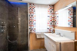 拉瓦莱Apartments Tino的一间带水槽和淋浴的浴室