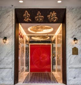 香港Tung Nam Lou Art Hotel的大堂的红色门,有金色天花板