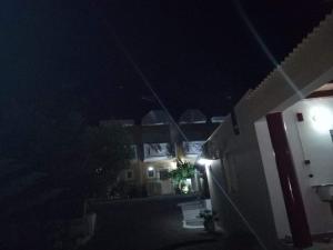 凯法洛斯Denise Apartments的夜晚有灯的房屋景色