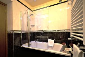 罗马罗马曼弗雷迪套房酒店的带淋浴和白色盥洗盆的浴室