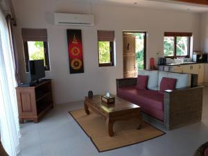 小通奈潘Koh Phangan Pavilions Serviced Apartments的带沙发和咖啡桌的客厅