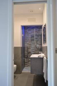 庞贝Magma centotre Pompei的带淋浴、盥洗盆和卫生间的浴室