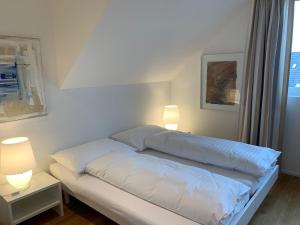 RöschenzRöschenzerhof的一间卧室配有一张带两盏灯的床。