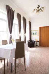 阿韦特拉纳Forte apartments "Enjoy Salento"的客厅配有白色的桌子和椅子