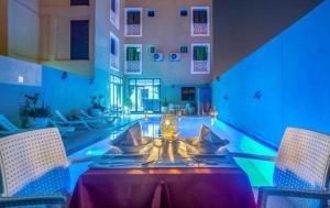 瓦尔扎扎特玫瑰谷酒店的一间带桌椅的用餐室和一个游泳池