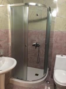 卡瓦拉提Hotel Otsneba的带淋浴的浴室(带卫生间和水槽)