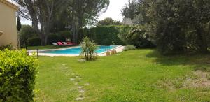 圣纳泽尔Chevalier的一个带草地的庭院内的游泳池