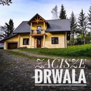 卢托维斯卡Zacisze Drwala的前面有字句的房屋