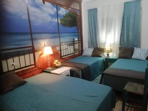兰卡Can Pau Guesthouse的客房设有两张床和一个海景阳台。