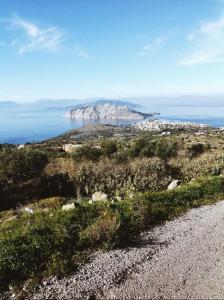SfendoúrionHoliday Home in Sfendouri, Aegina的从岩石路欣赏海景