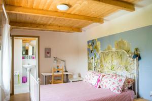 Sessa Cilento本温怒提内尔南基酒店的一间卧室设有一张床和木制天花板