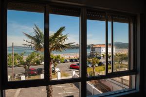 米尼奥Apartamento A pie de Playa的享有停车场景致的窗户