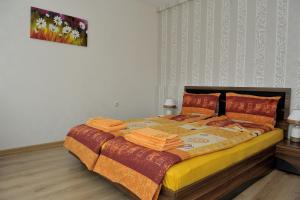 贝尔科维察The House of Petar Levski的卧室配有一张带毯子和枕头的大床