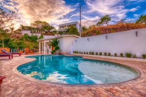 南圣胡安Casa Soma的一座房子后院的游泳池