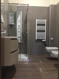 皮佐B&B Duomo Apartament的带淋浴、卫生间和盥洗盆的浴室