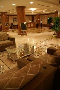 麦地那Saraya Harmony Hotel C的大堂配有沙发、桌子和电视。