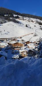 盖洛斯alpenrose hotel-garni的雪地中度假村的空中景观