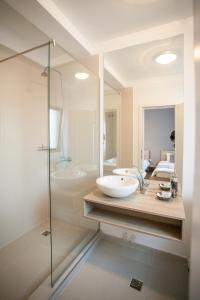 克卢日-纳波卡沙达旅馆的一间带水槽和玻璃淋浴的浴室
