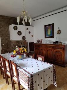 NemşaPensiunea Liana的一间用餐室,配有一张带白色桌布的桌子