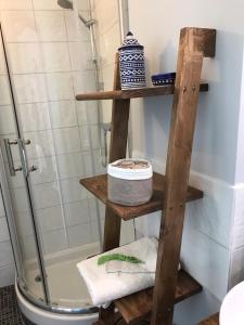 萨利耶德贝阿尔恩AUX ROSIERS的带淋浴的浴室内的木架