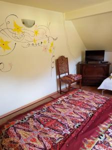 NemşaPensiunea Liana的一间拥有星星和椅子的墙壁的房间