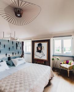 Arquata ScriviaVilla Paradiso Charme&Design的一间卧室配有一张大床和一个大型风扇