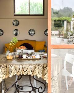 Arquata ScriviaVilla Paradiso Charme&Design的一张桌子,上面有自助餐