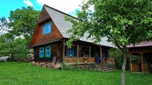 BrebBreb 418, Casa Opris的一个小小木屋,拥有蓝色的窗户和一棵树