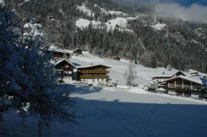 弗林肯贝格罗森埃格酒店的雪中与山间滑雪小屋