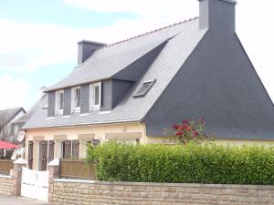 富埃南20 Résidence de Kerlosquen的一间有 ⁇ 帽屋顶的房子