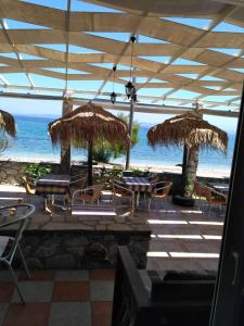 Skala Mistegnon9 Musses Studios的一个带椅子和遮阳伞的庭院和海滩