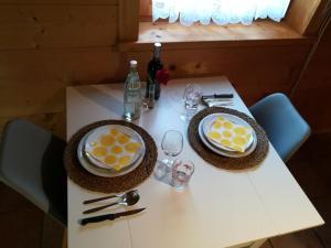 基姆湖畔贝尔瑙Studio im Blockhaus am Chiemsee的一张白色桌子,上面有两盘食物