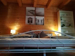 基姆湖畔贝尔瑙Studio im Blockhaus am Chiemsee的一间卧室配有一张木墙床