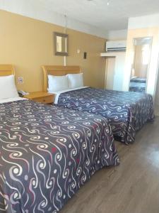 墨西卡利Hotel Boulevard Mexicali的一间酒店客房,房间内设有两张床