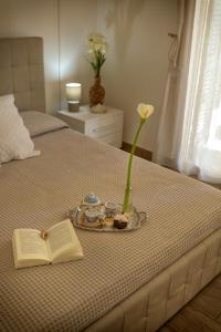 斯培西亚拉尔卡迪威B&B酒店的书盘,花瓶,床上花