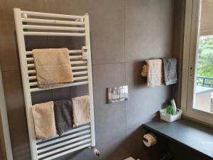 基亚瓦里BiancAdele sul mare的一间带毛巾架和毛巾的浴室