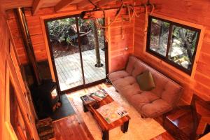 柯纳里佩Cabañas Bosque Milenario的小屋内客厅的顶部景色